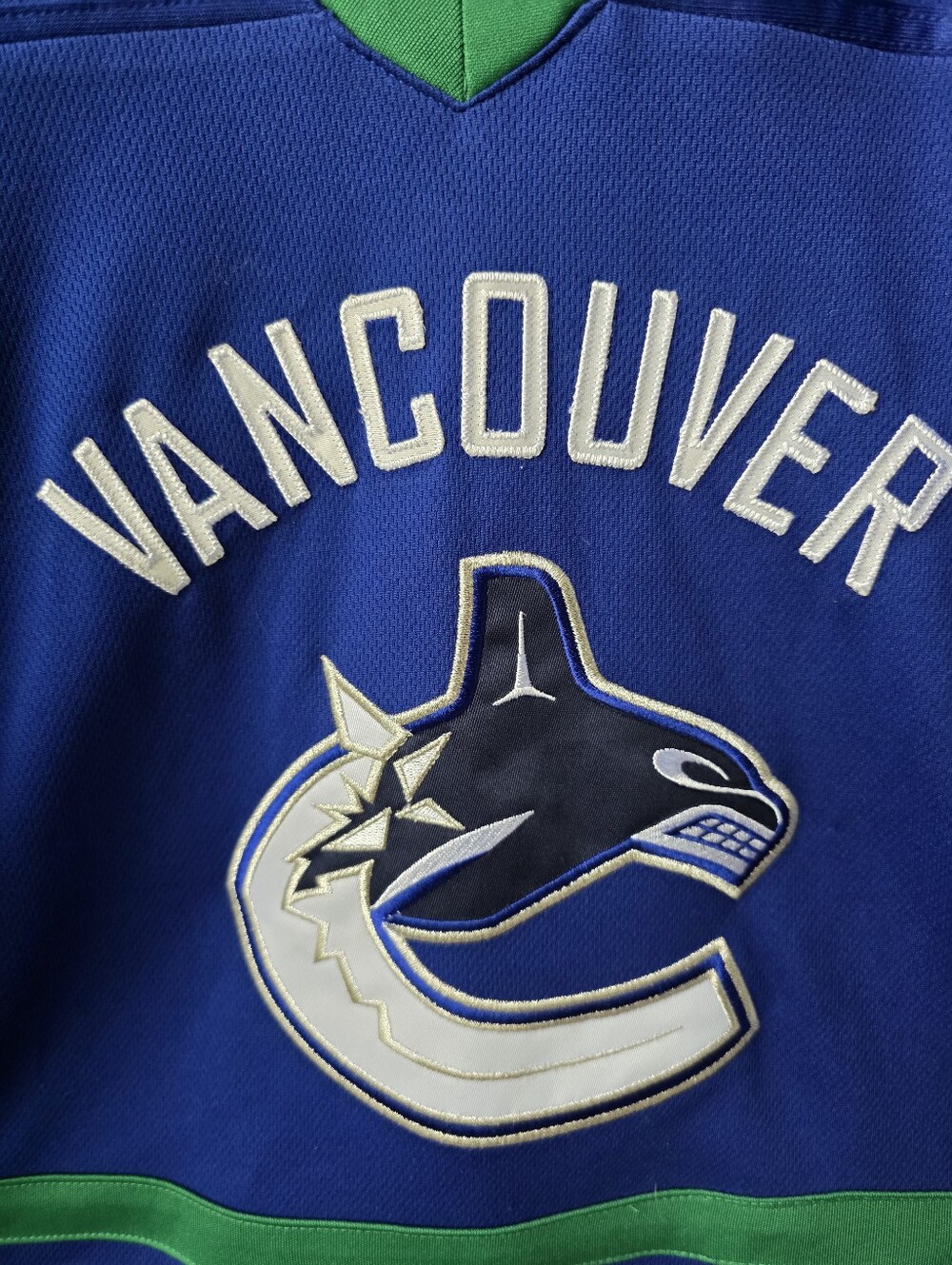 Reebok NHL Vancouver Canucks Blue Green Hockey Jersey Youth Small Medium - Picture 2 of 8